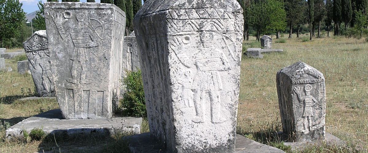 1200px-BiH,_Radimlja_necropolis_2